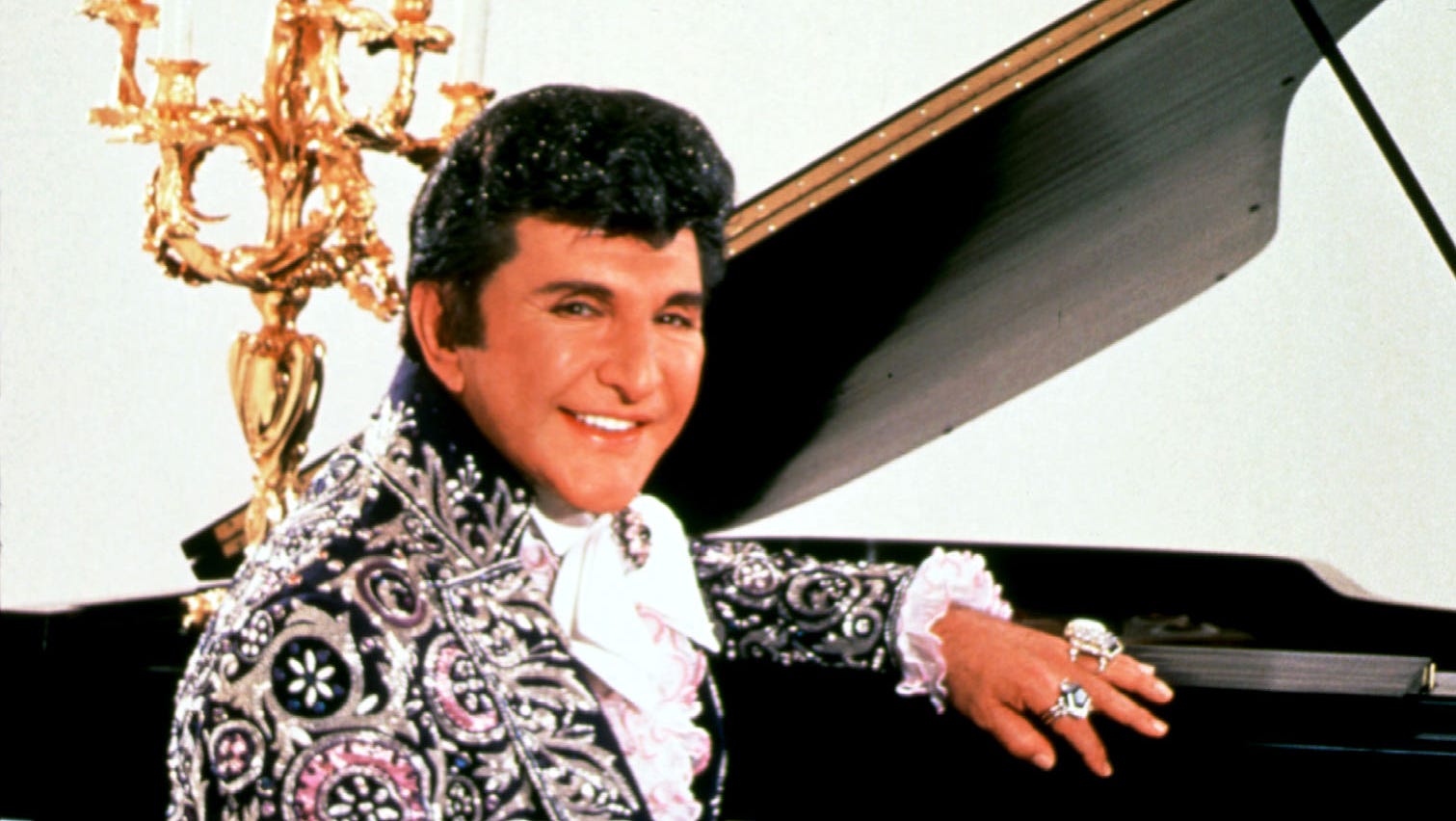 1377819752000-XXX-D-LIBERACE-06-VID.jpg