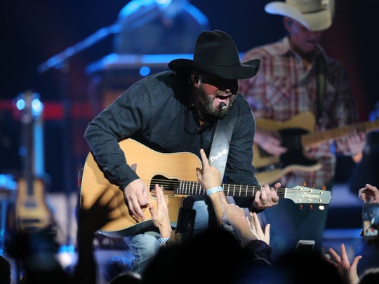 Review Garth Brooks In Fine Form As He Kicks Off Memphis Run