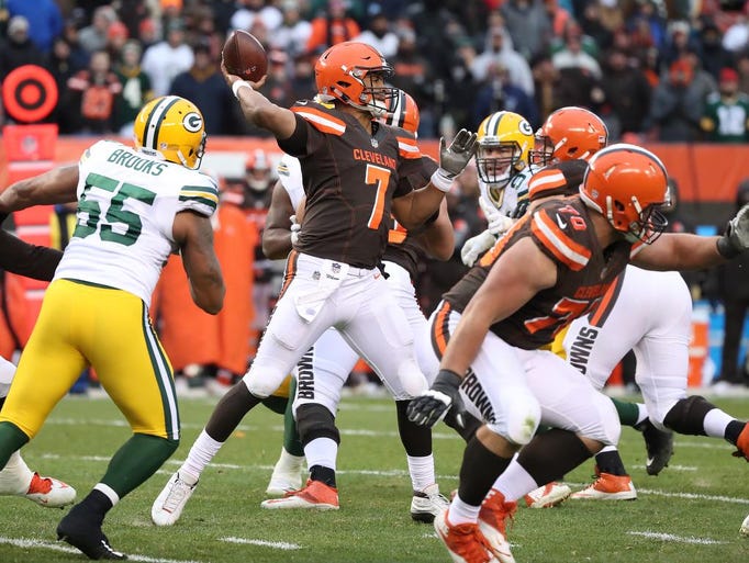 Cleveland Browns quarterback DeShone Kizer (7) throws
