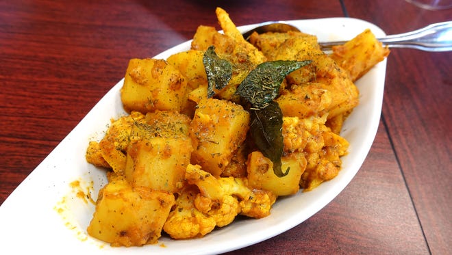 애리조나주 서프라이즈의 Haldi Indian Cuisine에서 콜리플라워와 감자를 곁들인 알루 고비.