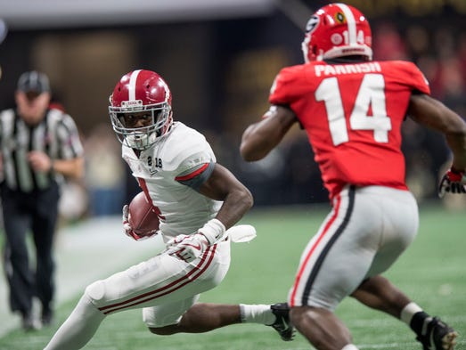 Alabama wide receiver Jerry Jeudy (4) carries against