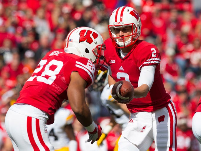 Wisconsin Badgers quarterback Joel Stave (2) hands