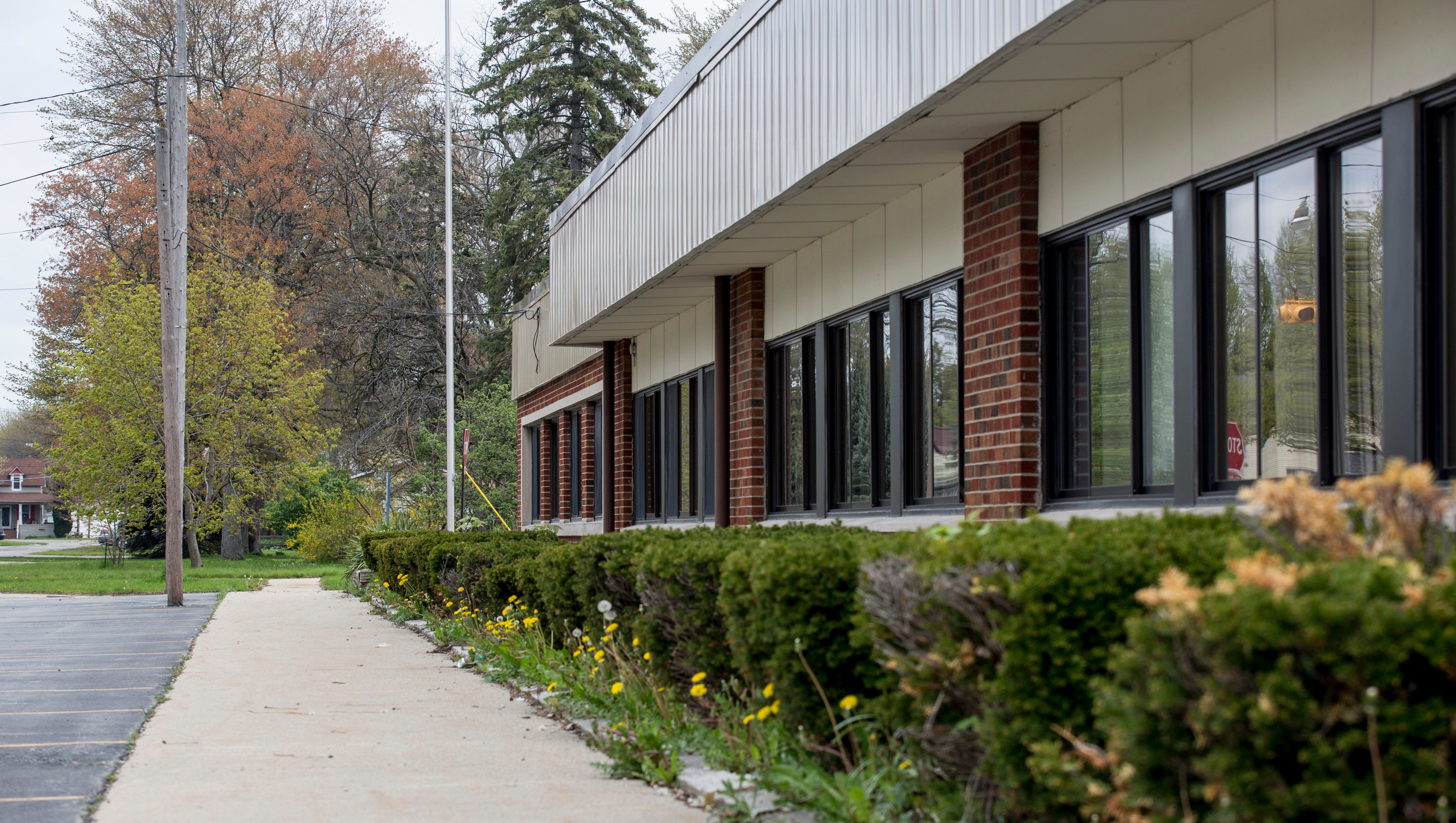 Residents look for clarity in plans for Algonac school