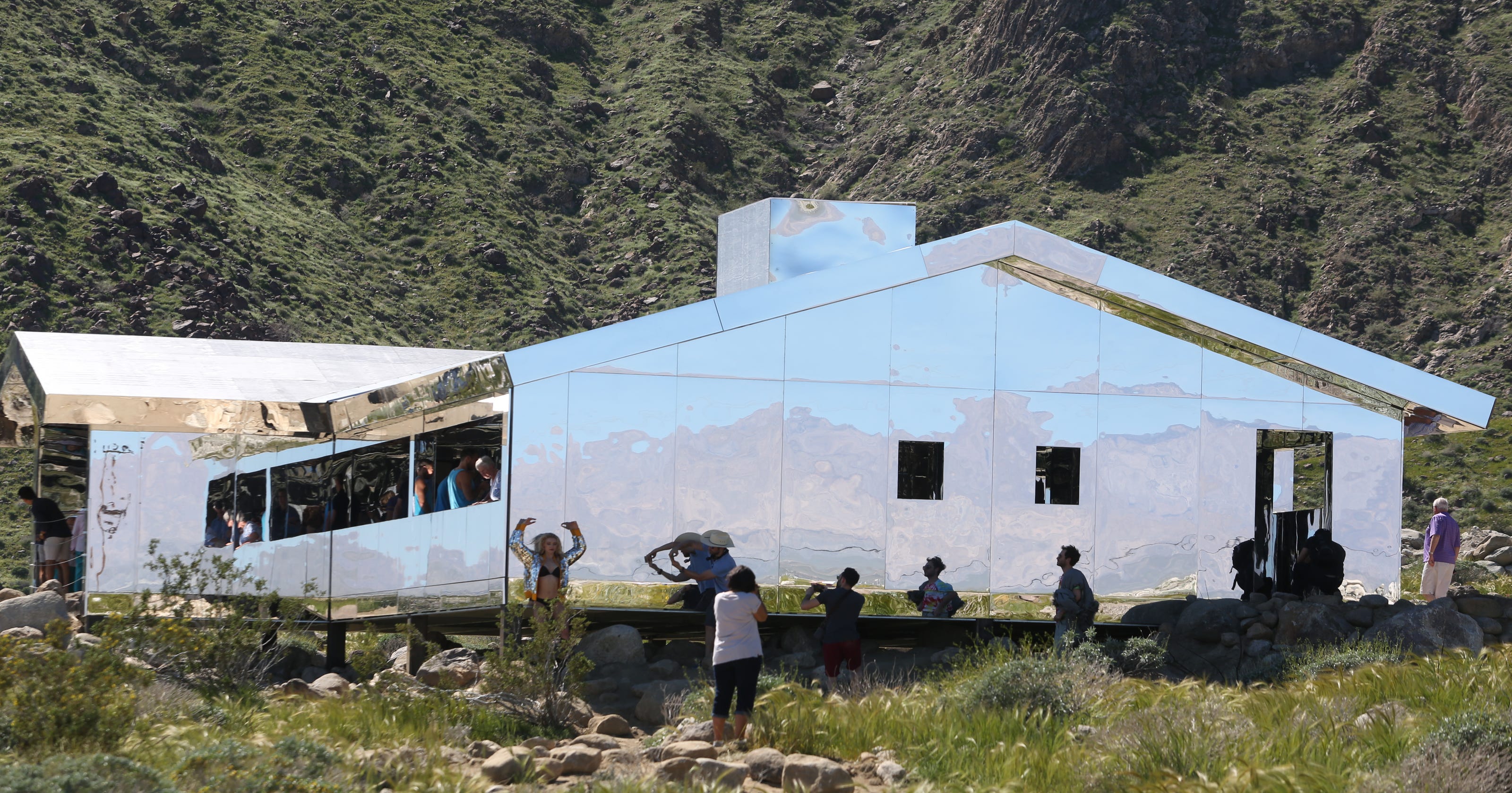 'Mirage,' the Palm Springs mirror house begins to come down