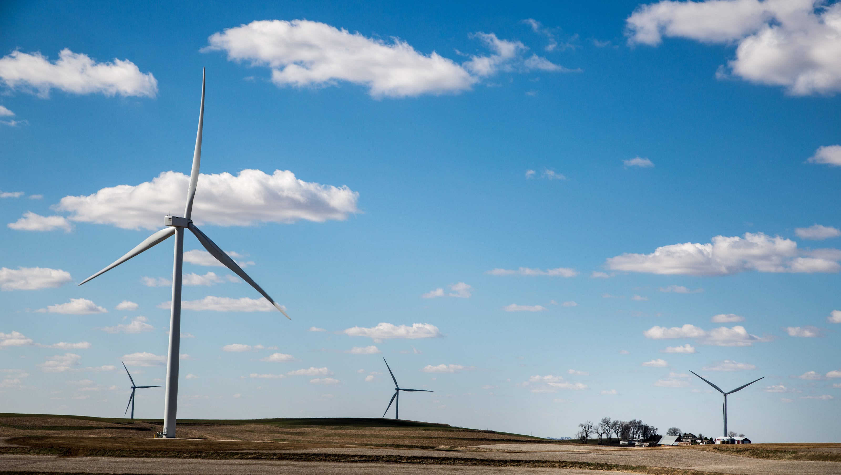 iowa-farmers-say-midamerican-refuses-to-pay-up-for-wind-turbine-damage