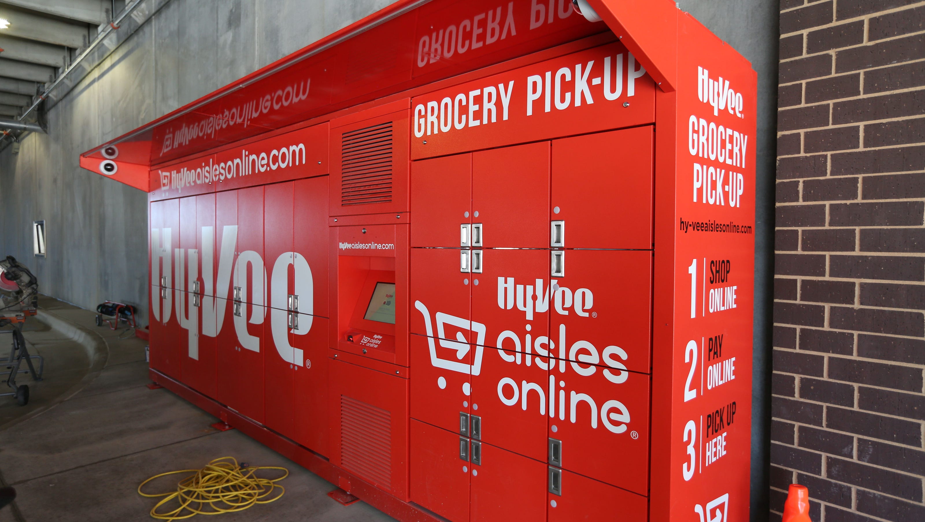 Hy-Vee changes grocery delivery fees for Des Moines customers
