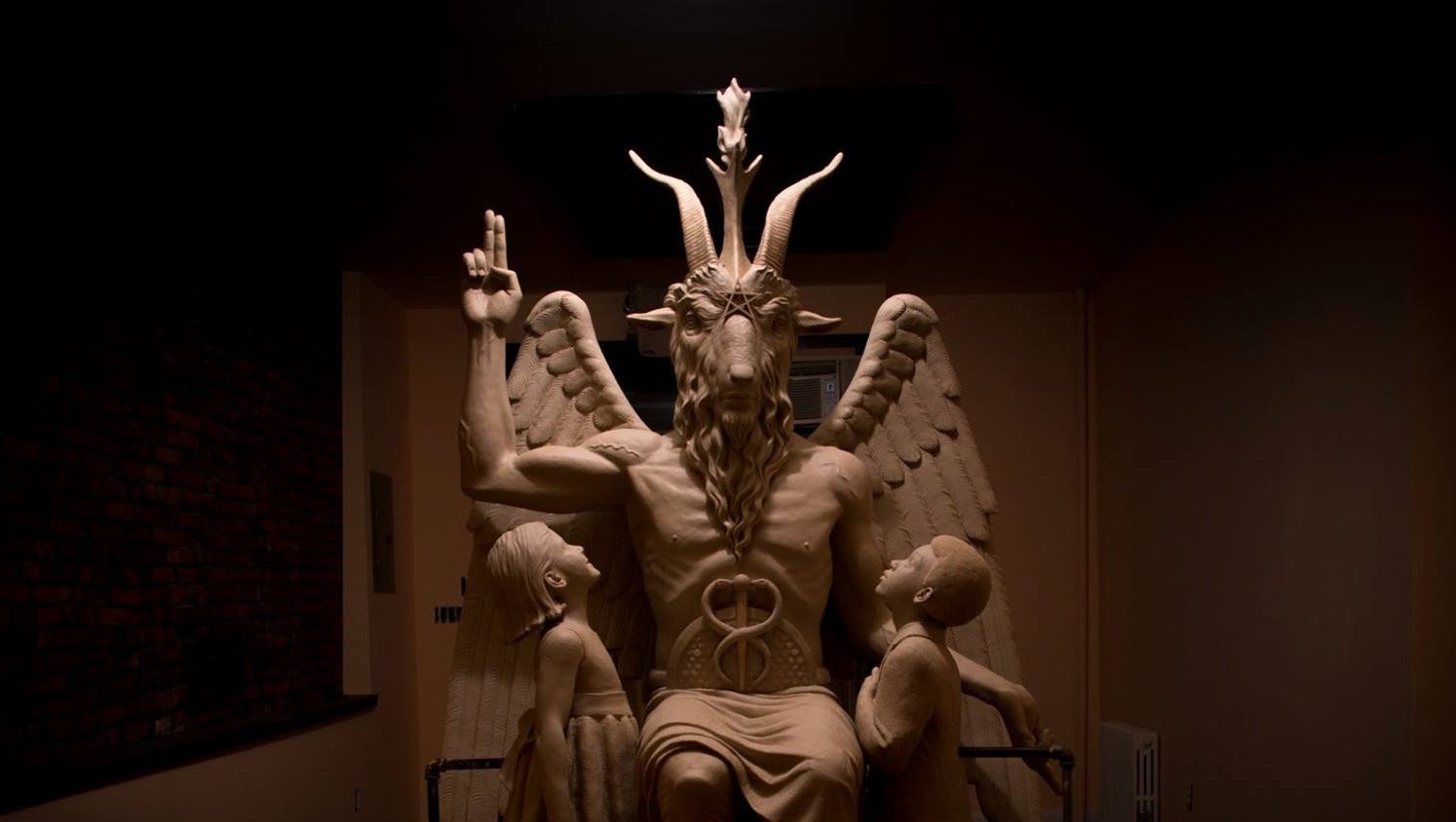 Руки шайтана. Бафомет статуя. Бафомет дьявол статуя. Идол Бафомет. Статуя Бафомета 3м в Детройте.