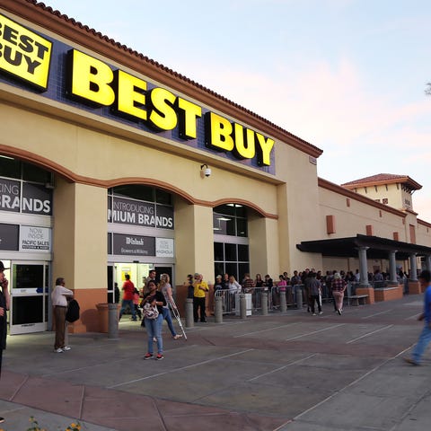 Thanksgiving Day shoppers hit the Best Buy at 1544