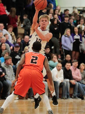 Alex Puckett of Glen Este makes a fantastic pass to his man along the baseline against Withrow on Friday night.