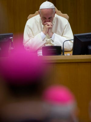 Papst Franziskus betet bei der Morgensitzung einer zweiwöchigen Synode zu Familienfragen im Vatikan.  LGBT-Gruppen bejubelten vorsichtig die Änderung des Tons der römisch-katholischen Kirche gegenüber der Gemeinschaft.