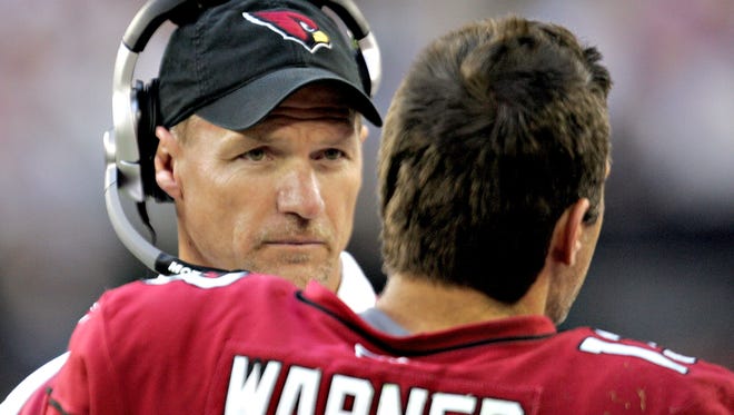 Ken Whisenhunt talks with quarterback Kurt Warner on the sideline in 2008.