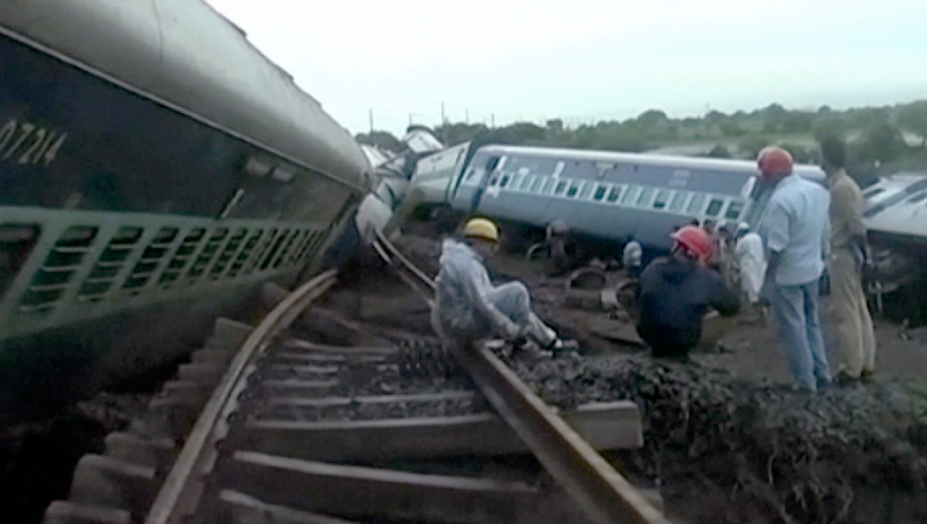 Видео сошел поезд. О поездах и железной дороге. Крушение поезда сантьяго де компостела. Видео сошел поезд. Сход на всжд.
