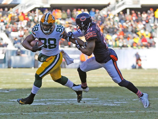 Green Bay Packers running back Ty Montgomery (88) eludes