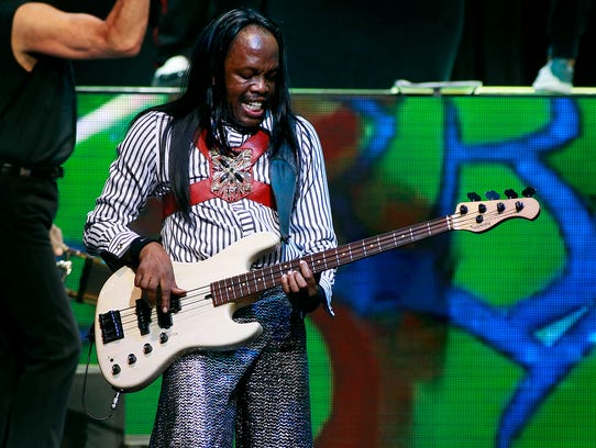 Chicago and Earth, Wind & Fire perform together during