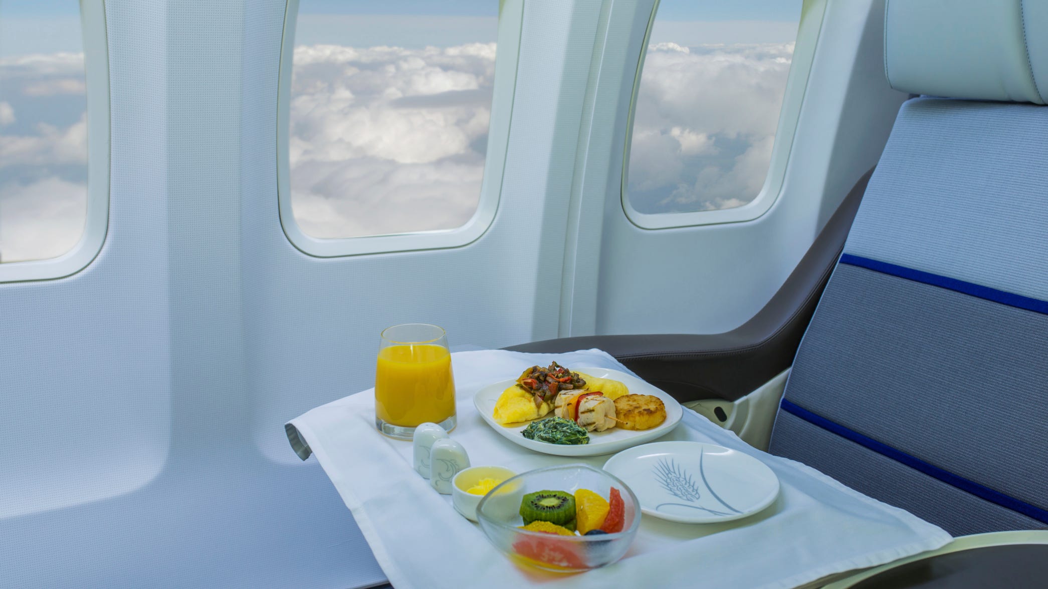 Можно яйца в самолет. Столик в самолете. Самолет едет. Бортовое питание с7. Кухни от компании самолет.