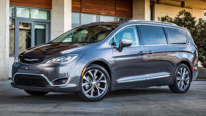 Minivan Matchup Edmunds Compares Chrysler Pacifica And Honda Odyssey