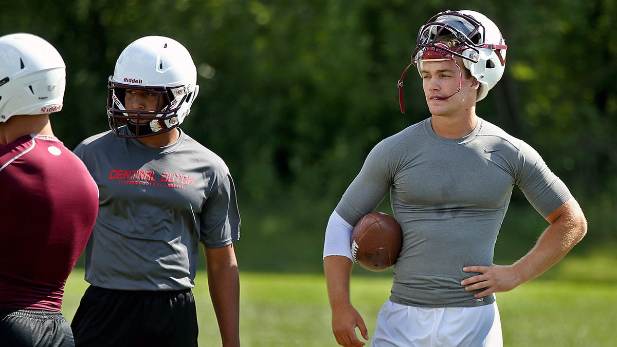 10 photos Dowling Catholic High School football practice