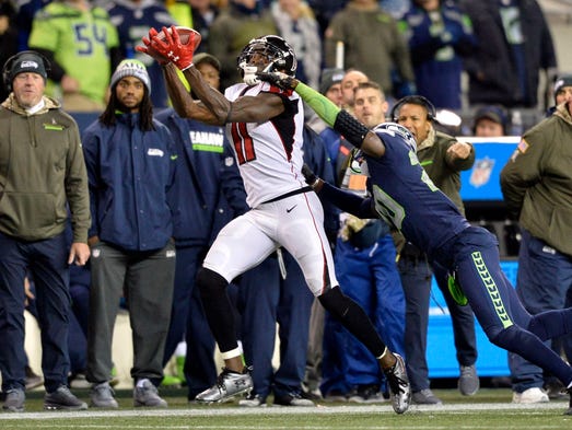 Falcons receiver Julio Jones (11) hauls in an over-the-shoulder