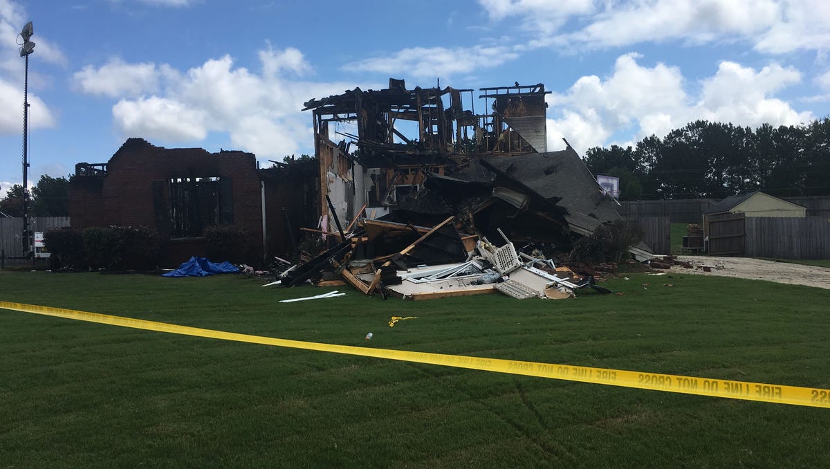 Three Dead 2 Hurt Home Set Ablaze In Elmore Murder Suicide