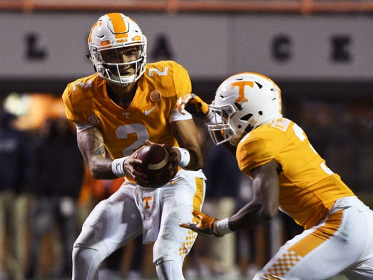 Tennessee quarterback Jarrett Guarantano (2) hands