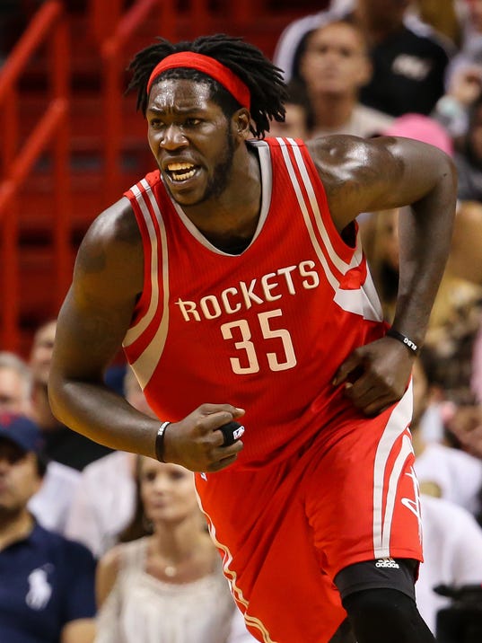Watch: Montrezl Harrell shoves ref in D-League