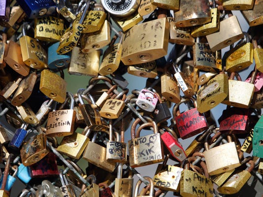 paris removing all love locks from pont des arts bridge