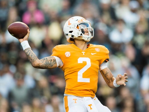 Tennessee quarterback Jarrett Guarantano (2) throws