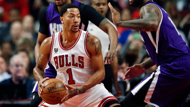 Chicago Bulls guard Derrick Rose looks to pass the ball against Sacramento Kings center DeMarcus Cousins.