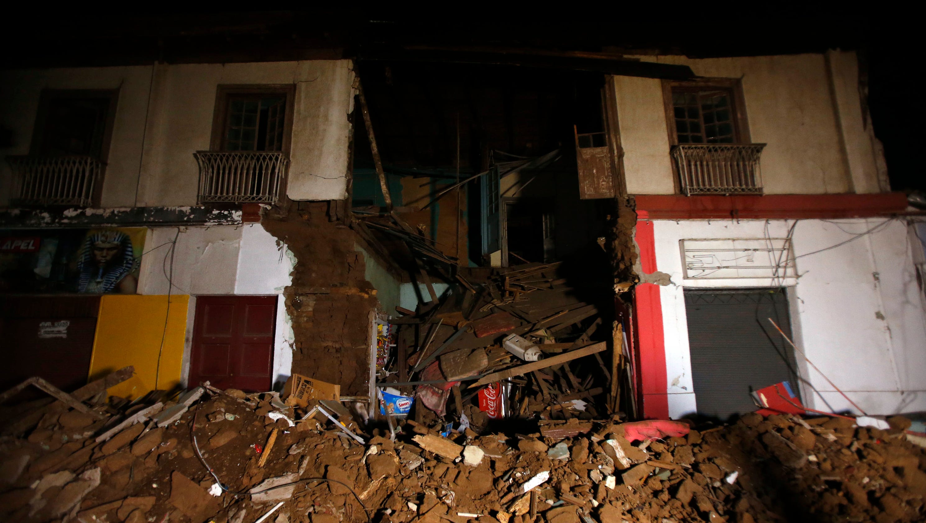 Death toll rises in devastating Chilean quake3200 x 1680