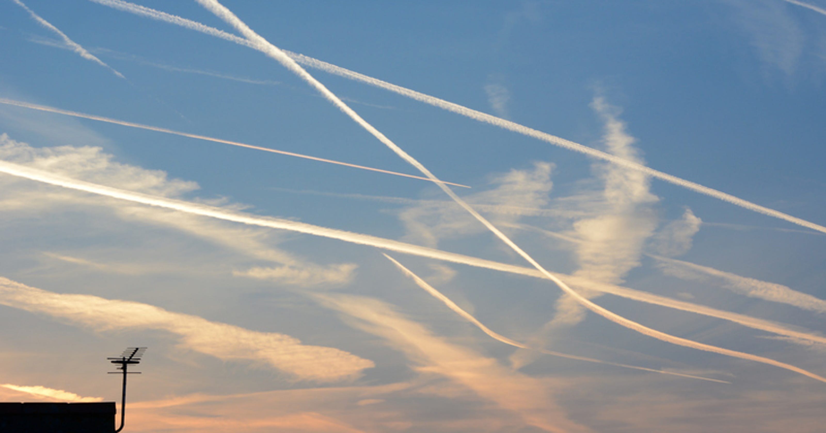 Scientists disprove airplane 'chemtrail' theory