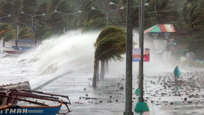 Super typhoon smashes into Philippines