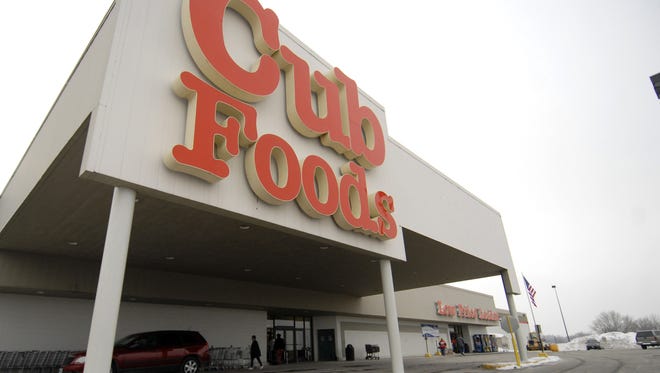 Customers enter and leave the Cub Foods store on East Mason Street Monday, January 12, 2009.