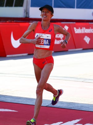 Deena Kastor crosses the finish line in the women's event of the 2015 Chicago Marathon in Chicago, Illinois, USA, Oct. 11, 2015.