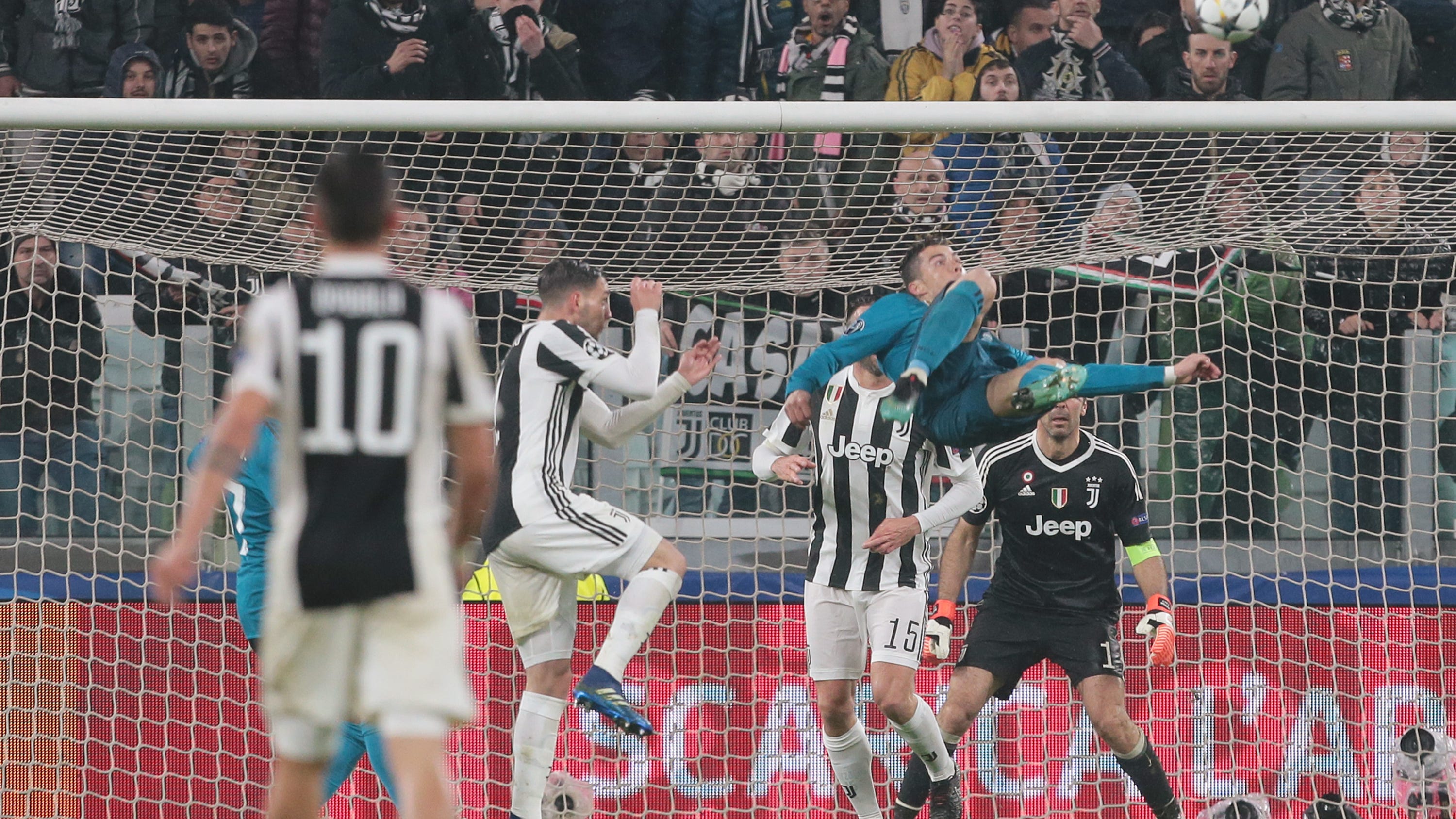 7 Photos Of Cristiano Ronaldo S Bicycle Kick Goal But the still photos of the moment are something to behold. cristiano ronaldo s bicycle kick goal