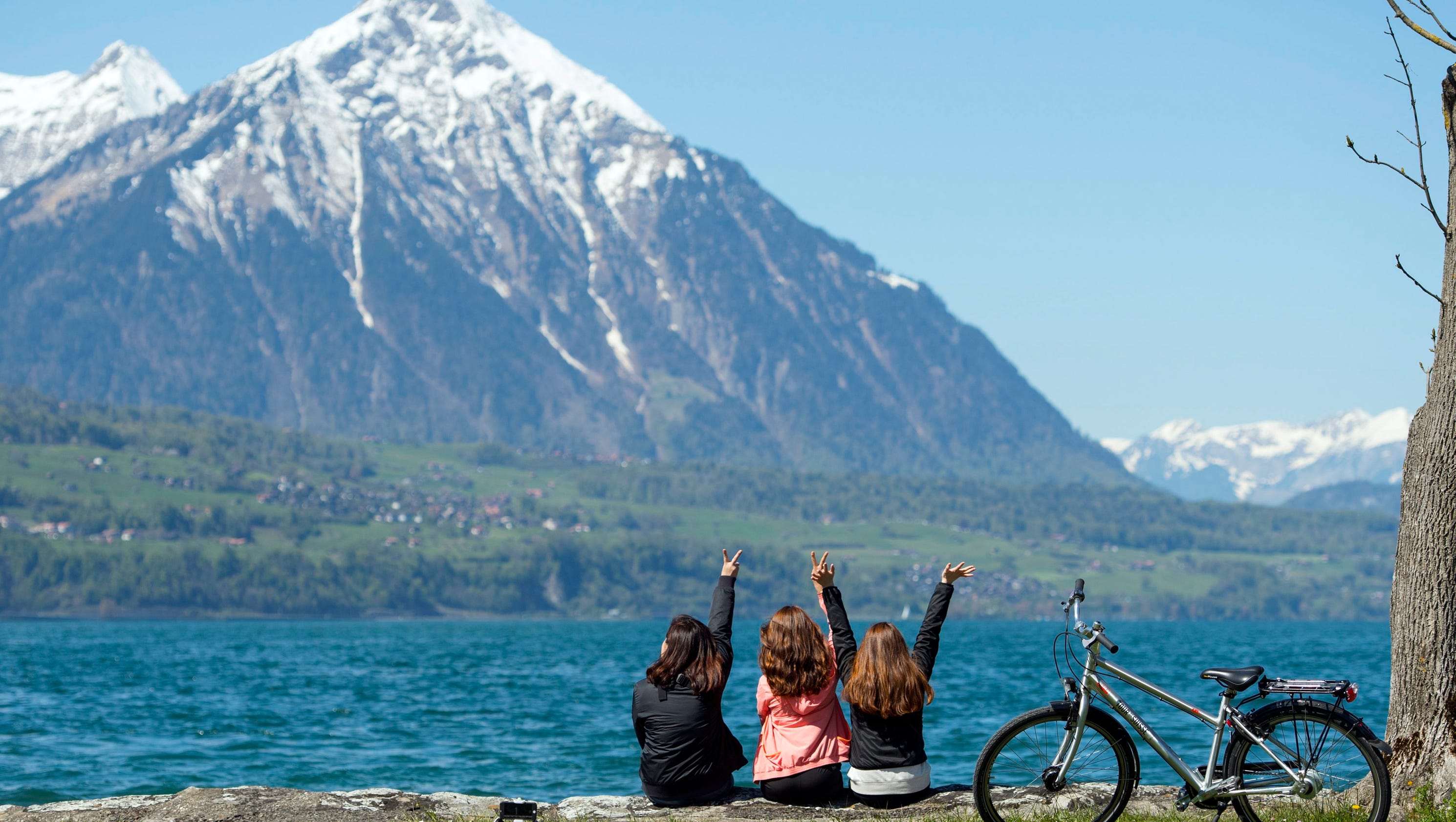 Global first? Every Swiss could be guaranteed 2,600 a month taxfree