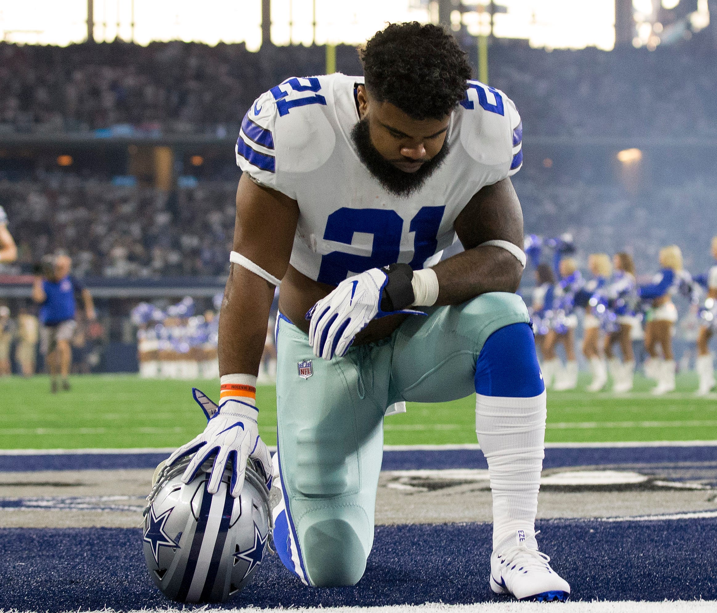 Dallas Cowboys running back Ezekiel Elliott (21) takes a moment prior to the game against the New York Giants at AT&T Stadium.