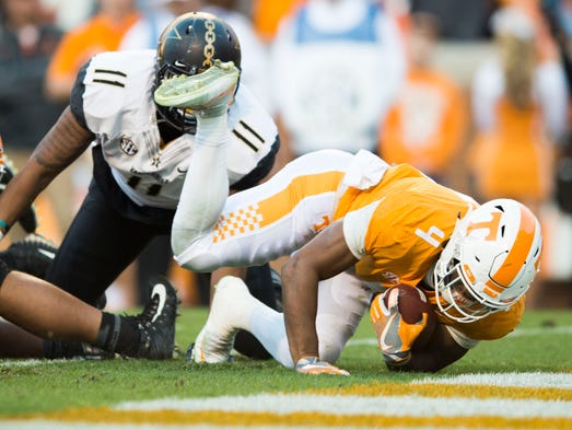 Tennessee running back John Kelly (4) makes a touchdown