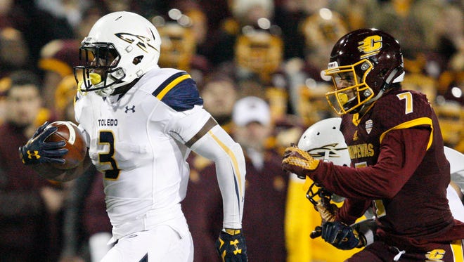 Toledo running back Kareem Hunt (3) makes a touchdown run as Central Michigan defensive back Amari Coleman (7) chases during the first quarter of Toledo's win Tuesday in Mt. Pleasant.