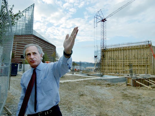 Nov. 5, 2003: Chattanooga Mayor Bob Corker shows off