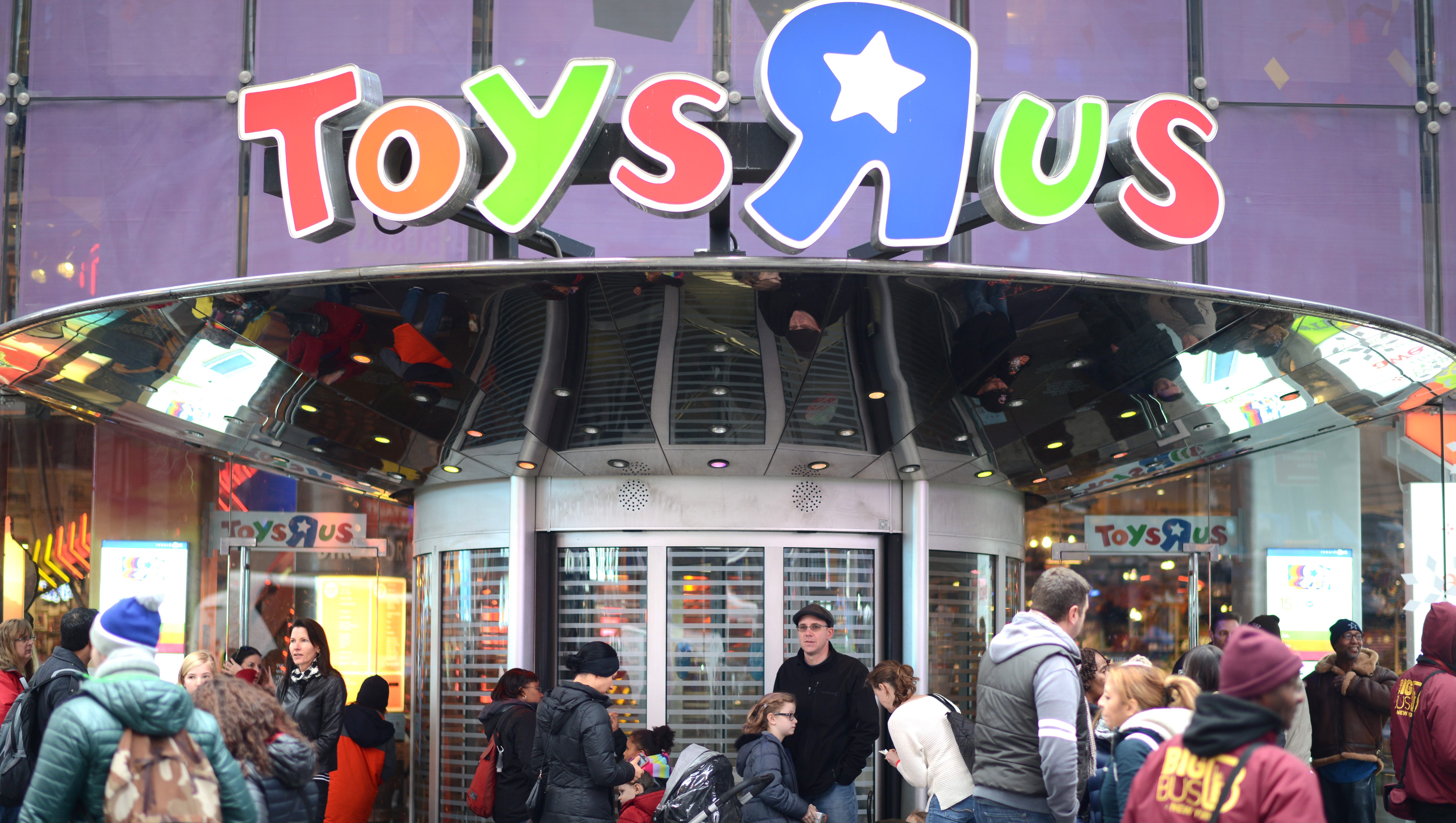 Toys "R" Us returns to Times Square