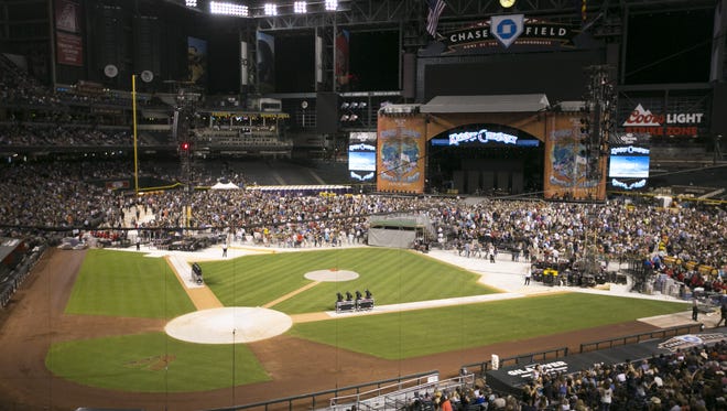 47,922 fans in Chase Field wait for Kenny Chesney to perform during the Spread the Love Tour at Chase Field in Phoenix on Saturday, May 7, 2016.