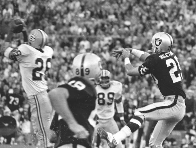 Green Bay Packers cornerback Herb Adderley (26), intercepts