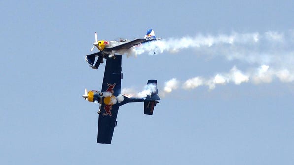 tjener svært Danser Red Bull gave this pilot wiiinngsss...until he smashed into another plane  on camera