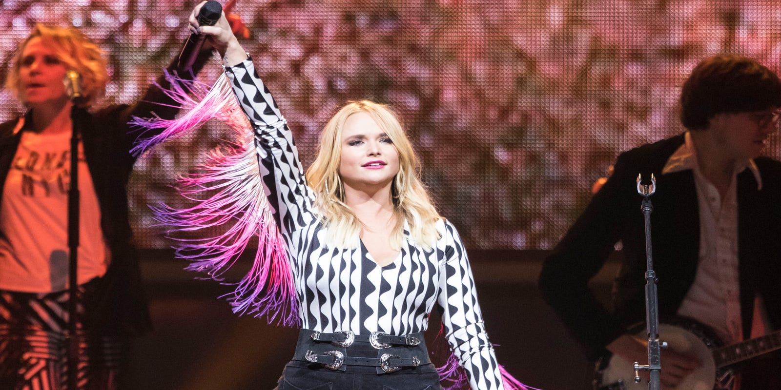 Review Miranda Lambert Packs An Emotional Punch At Des