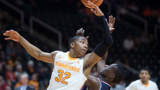 Tennessee’s Chris Darrington and Auburn’s Jared Harper go after the rebound on Tuesday, January 2, 2018. 