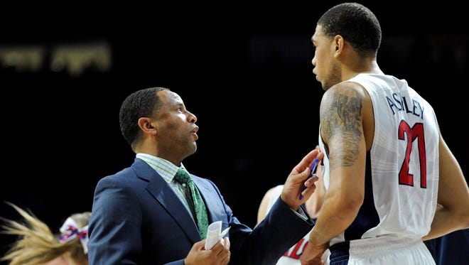 Arizona assistant coach and former standout guard Damon Stoudamire is leaving the Wildcats after two seasons to return to the University of Memphis staff.