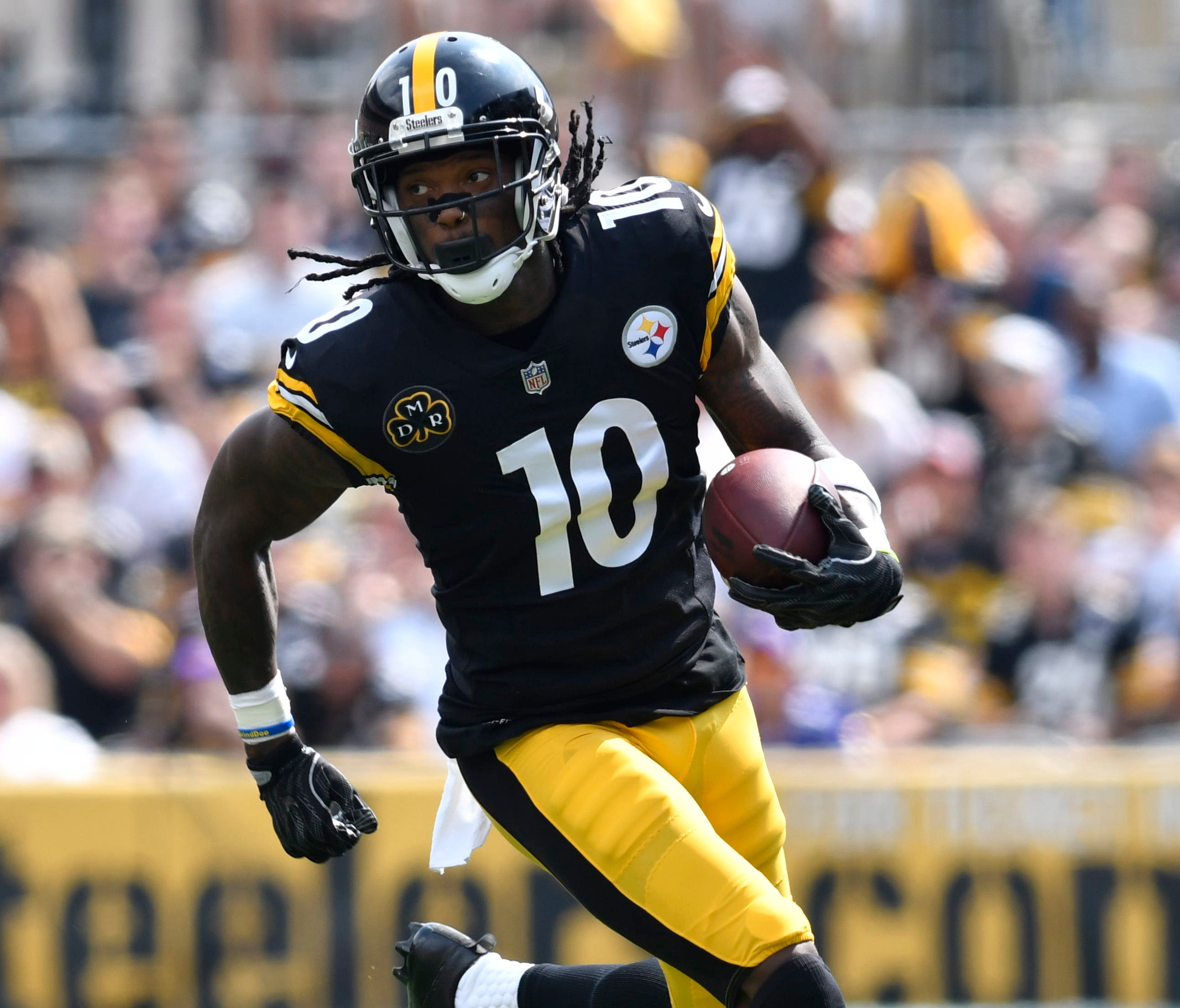 Pittsburgh Steelers wide receiver Martavis Bryant (10) runs with the ball after catching a pass during the first quarter of a game against the Minnesota Vikings at Heinz Field.
