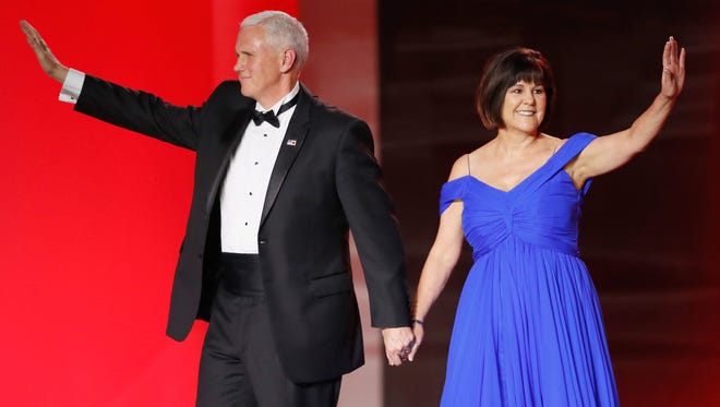 Vice-president Mike Pence en zijn vrouw Karen arriveren bij het Freedom Inaugural Ball in het Washington Convention Center in Washington, DC.