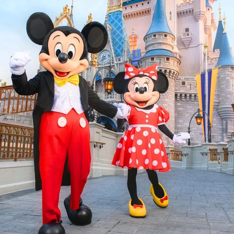 Mickey Mouse and Minnie Mouse in front of the Magi