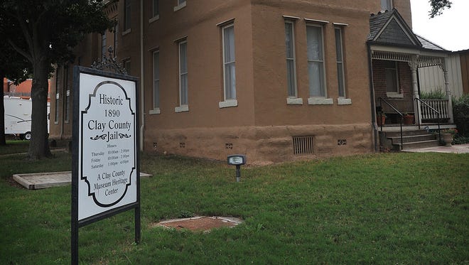 The Clay County Jail Museum features a jail built in 1890 and a heritage center and archive in Henrietta.